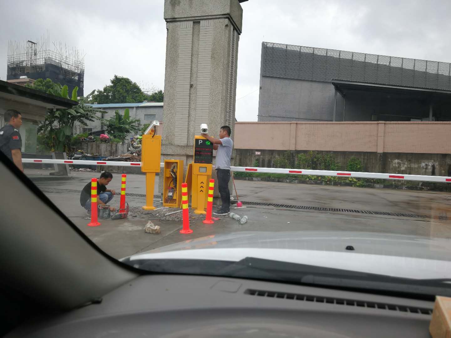 東莞盛輝物流識(shí)別道閘工程案例 